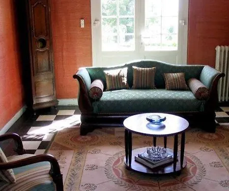 Chateau Belles Graves לינה וארוחת בוקר 2*