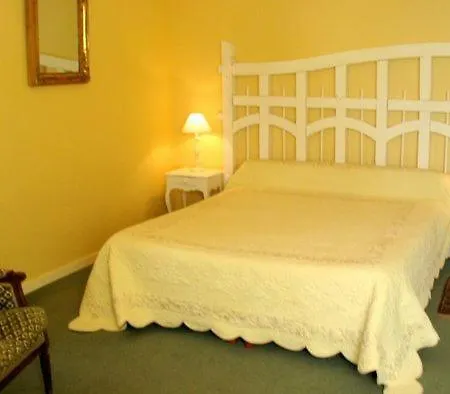 לינה וארוחת בוקר Chateau Belles Graves Pomérols